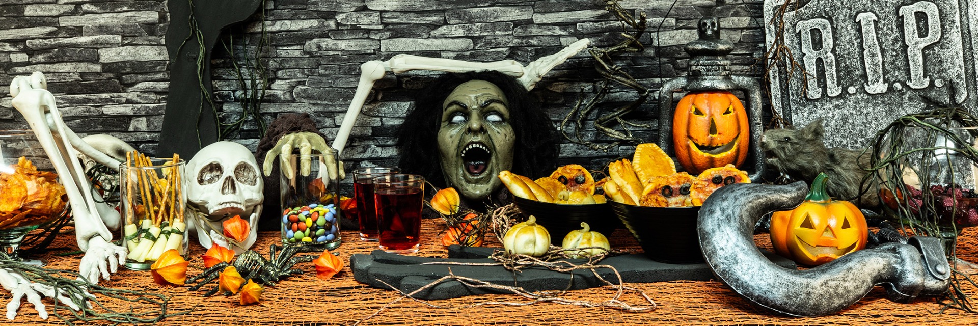 Todo para una decoración de mesa espeluznante
