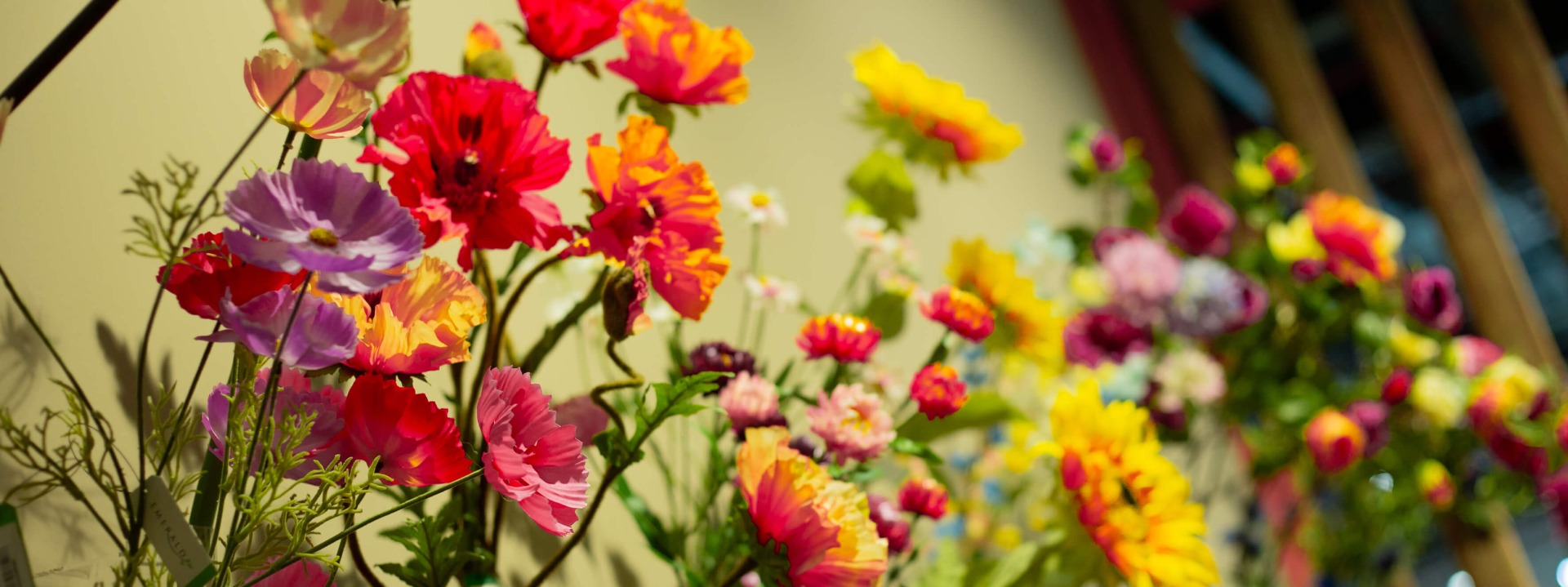 Flores artificiales de verano como reales